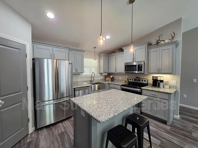 5565 Riviera Dr — Photo 9