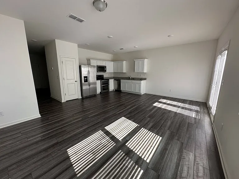 100 Swindon Dr — Photo 5