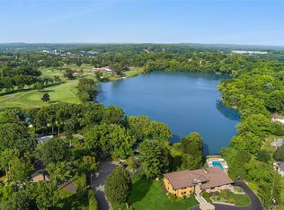 21 Lake Rd, Great Neck, NY 11020