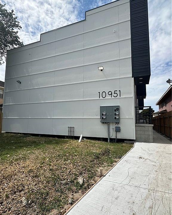1st image of 10951 Roger Dr