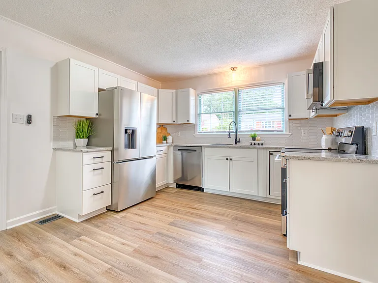 825 Fresno Dr — Photo 11