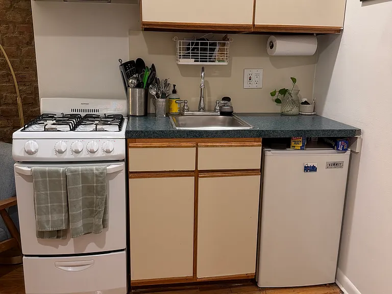 230 W 16th St #2E — Photo 3