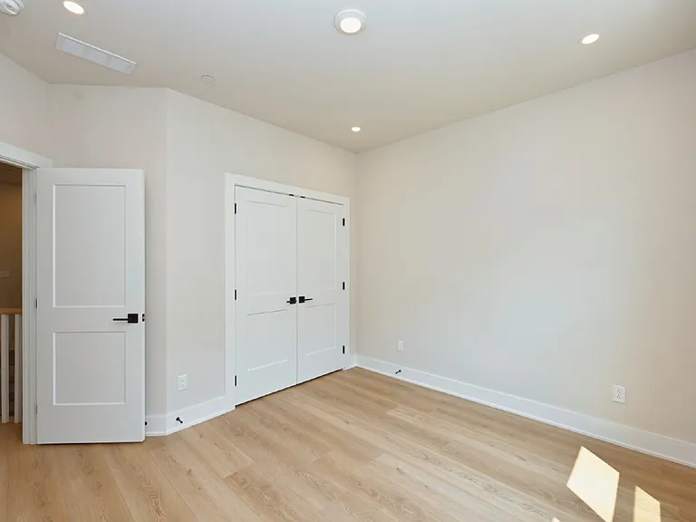 126 Zola Aly — Photo 39