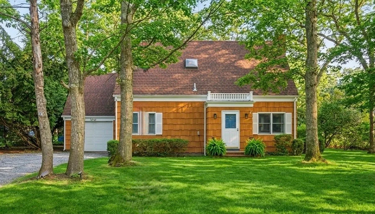 Refined Hampton Bays South Cottage — Photo 4