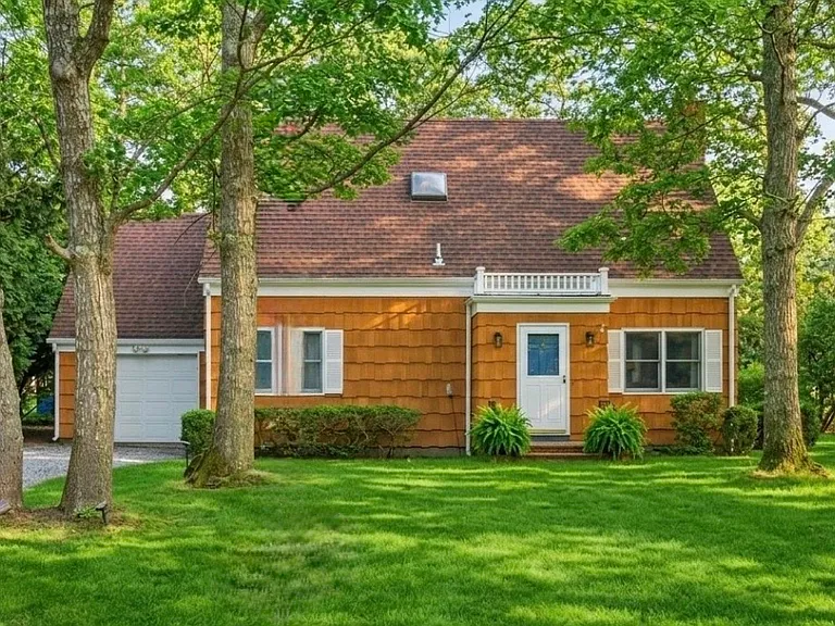 3 Foster Ave — Photo 4