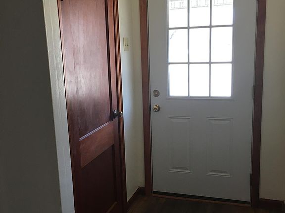 3rd image of 927 S Topeka St