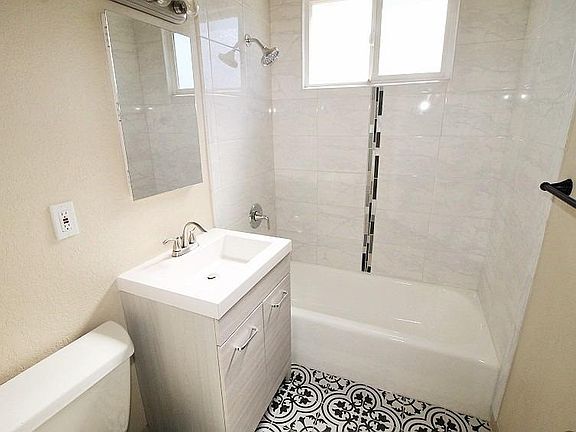 4th image of 1016 E Elizabeth St