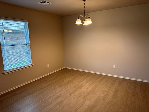 4th image of 502 Parkhill Cir