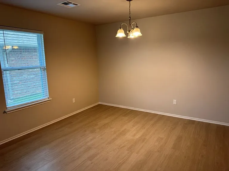 502 Parkhill Cir — Photo 4