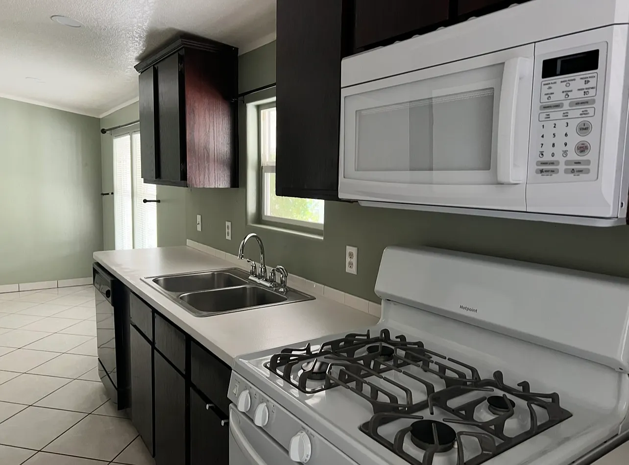 3 bed, 1484 sqft, $1,800 — Photo 2