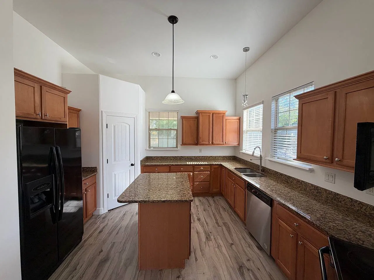 5 bed, 2750 sqft, $2,795 — Photo 4