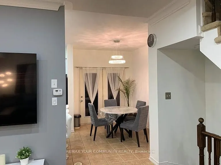 98 John Bell Cres — Photo 3