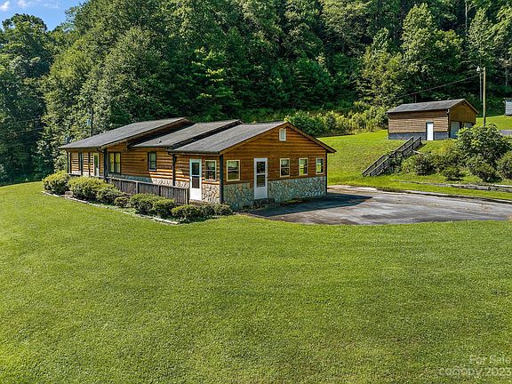 3rd image of 3861 Blowing Rock Blvd