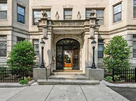 52 Charlesgate E