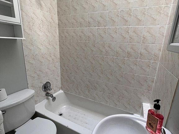 3rd image of 829 Jennings St #B
