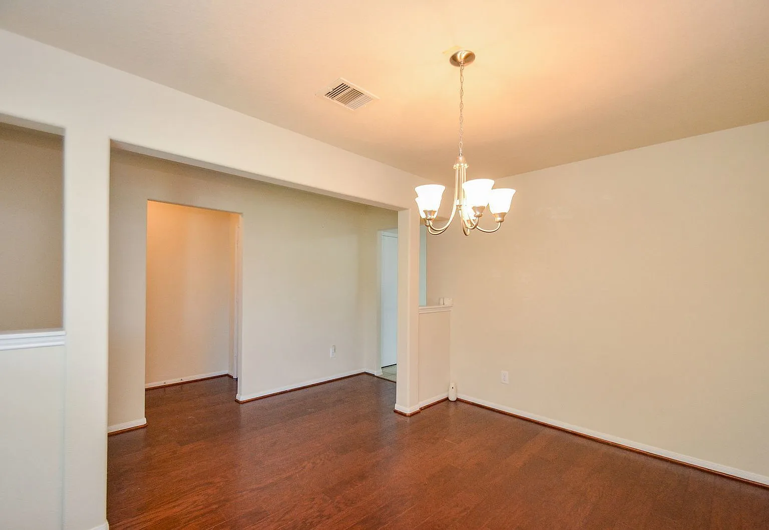 4 bed, 2.5 bath, 3220 sqft, $2,400 — Photo 4