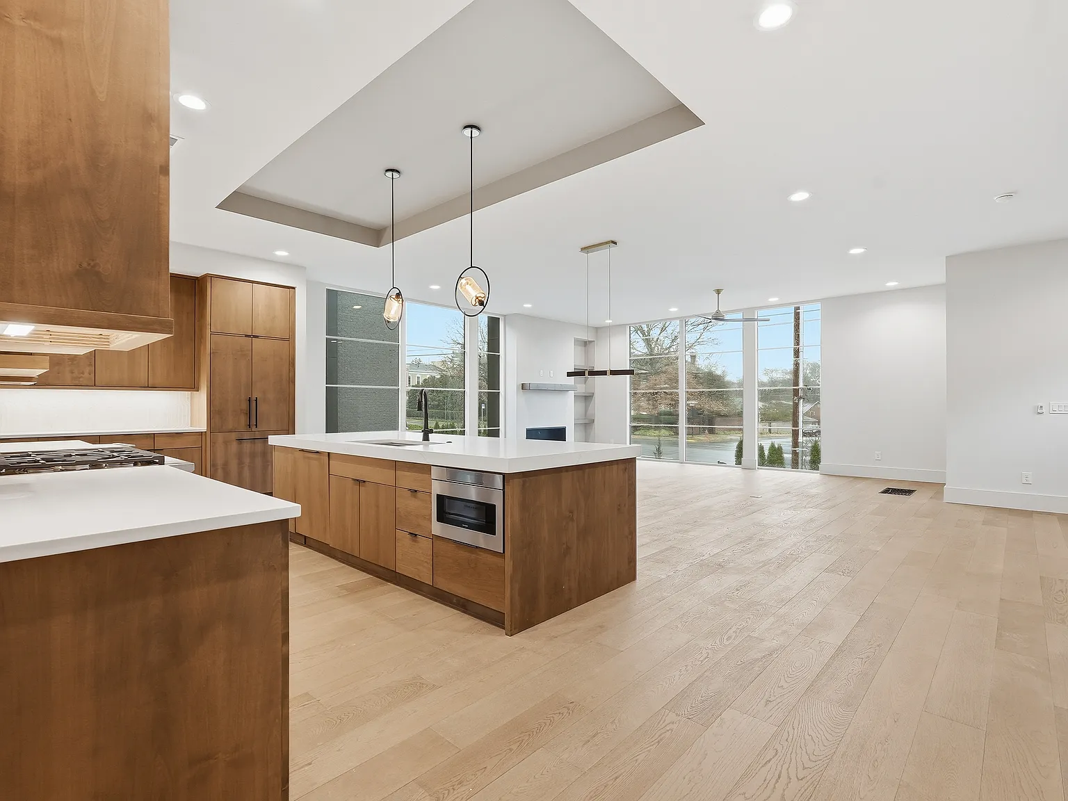 4 bed, 4.5 bath, 4320 sqft, $9,500 — Photo 3