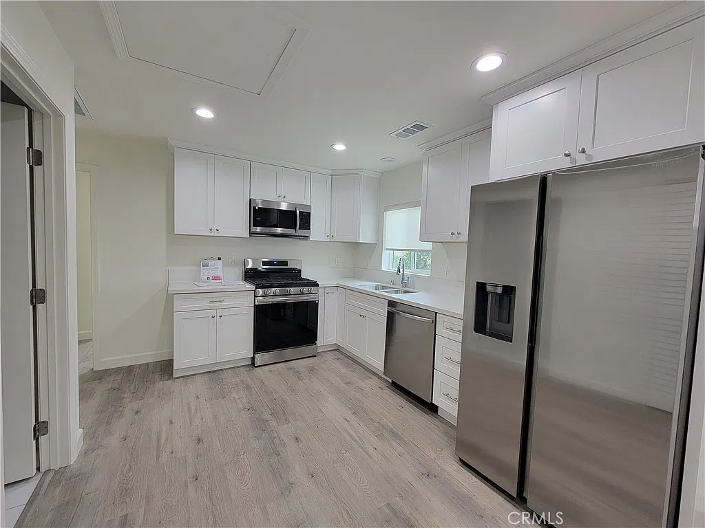 3 bed, 1042 sqft, $3,400 — Photo 4