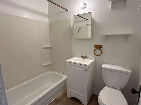 5th image of 104 W Hudson St APT B