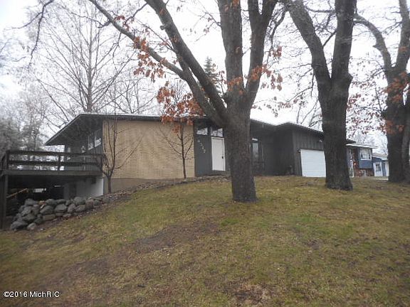 3rd image of 8317 Courtland Dr NE