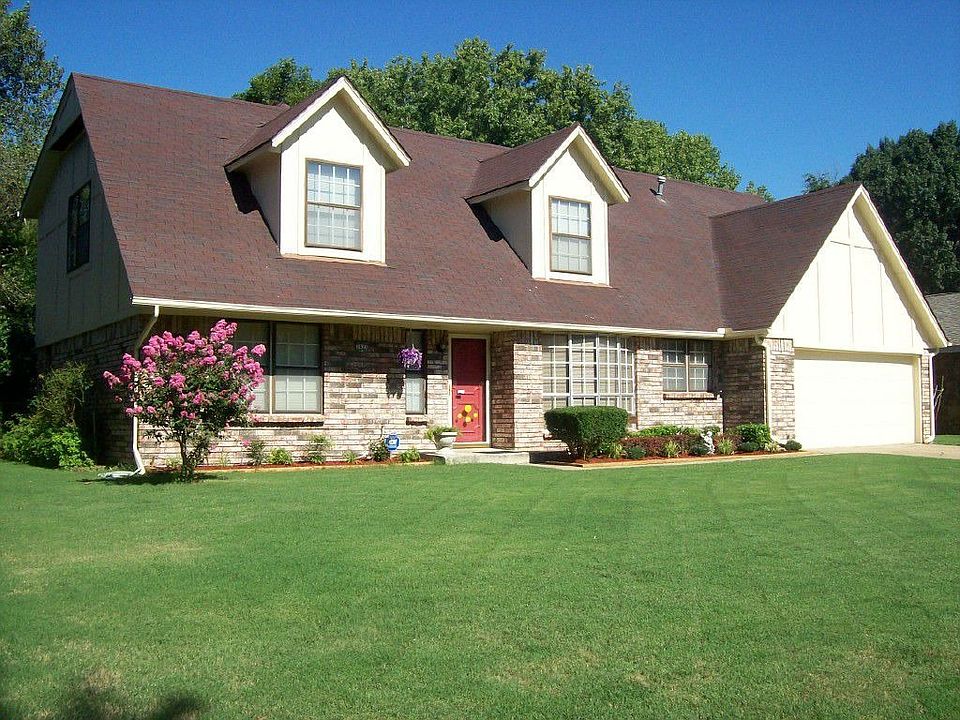 Great curb appeal with immaculate lawn