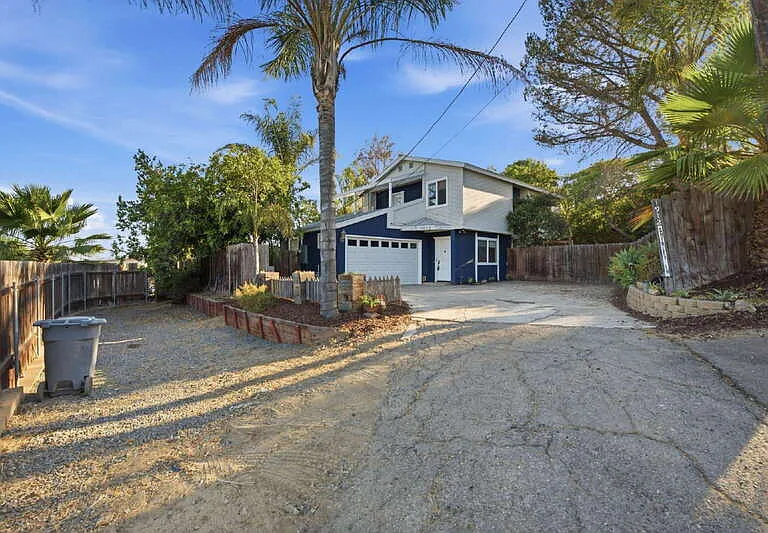 1912 Shirley Ln — Photo 1