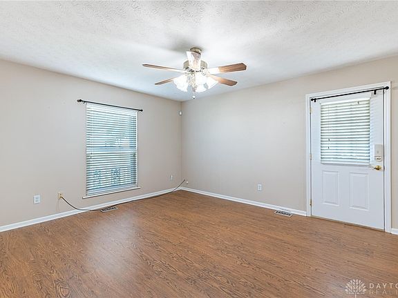 4th image of 34 Patti Dr