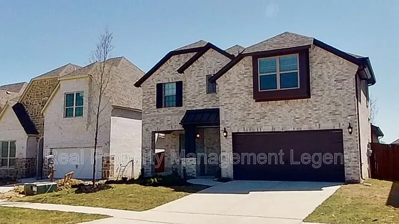 4 bed, 2.5 bath, 2500 sqft, $2,700 — Photo 1