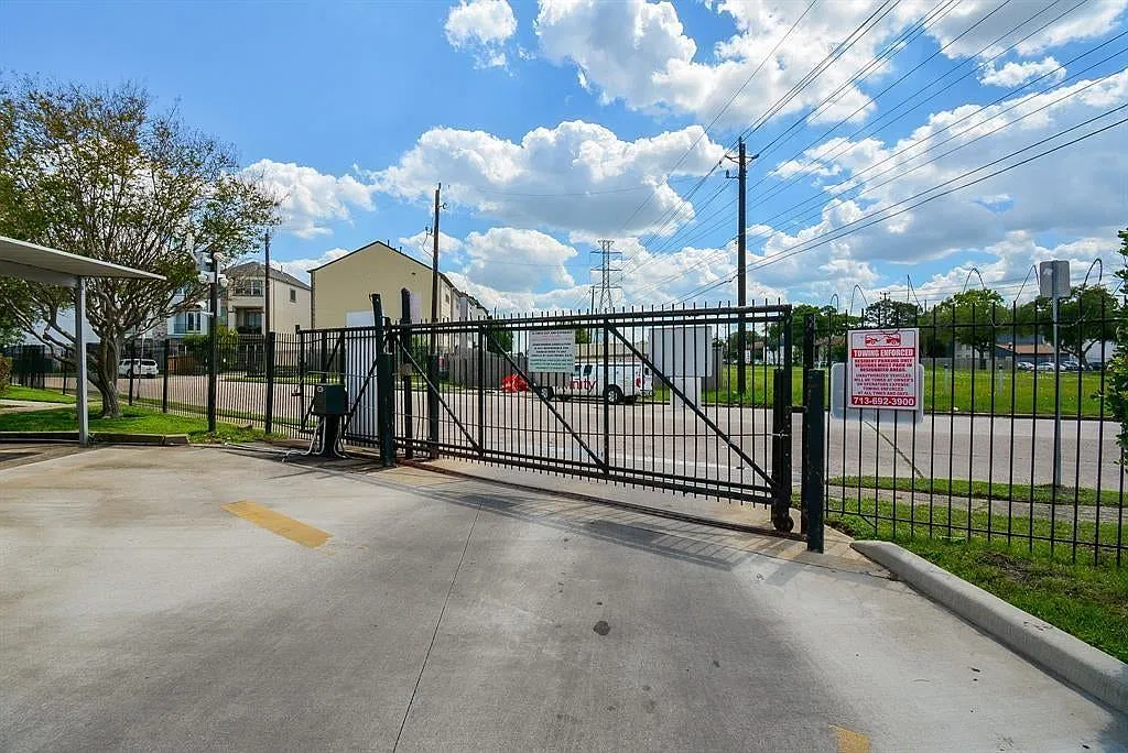 2 bed, 1.5 bath, 700 sqft, $1,200 — Photo 3