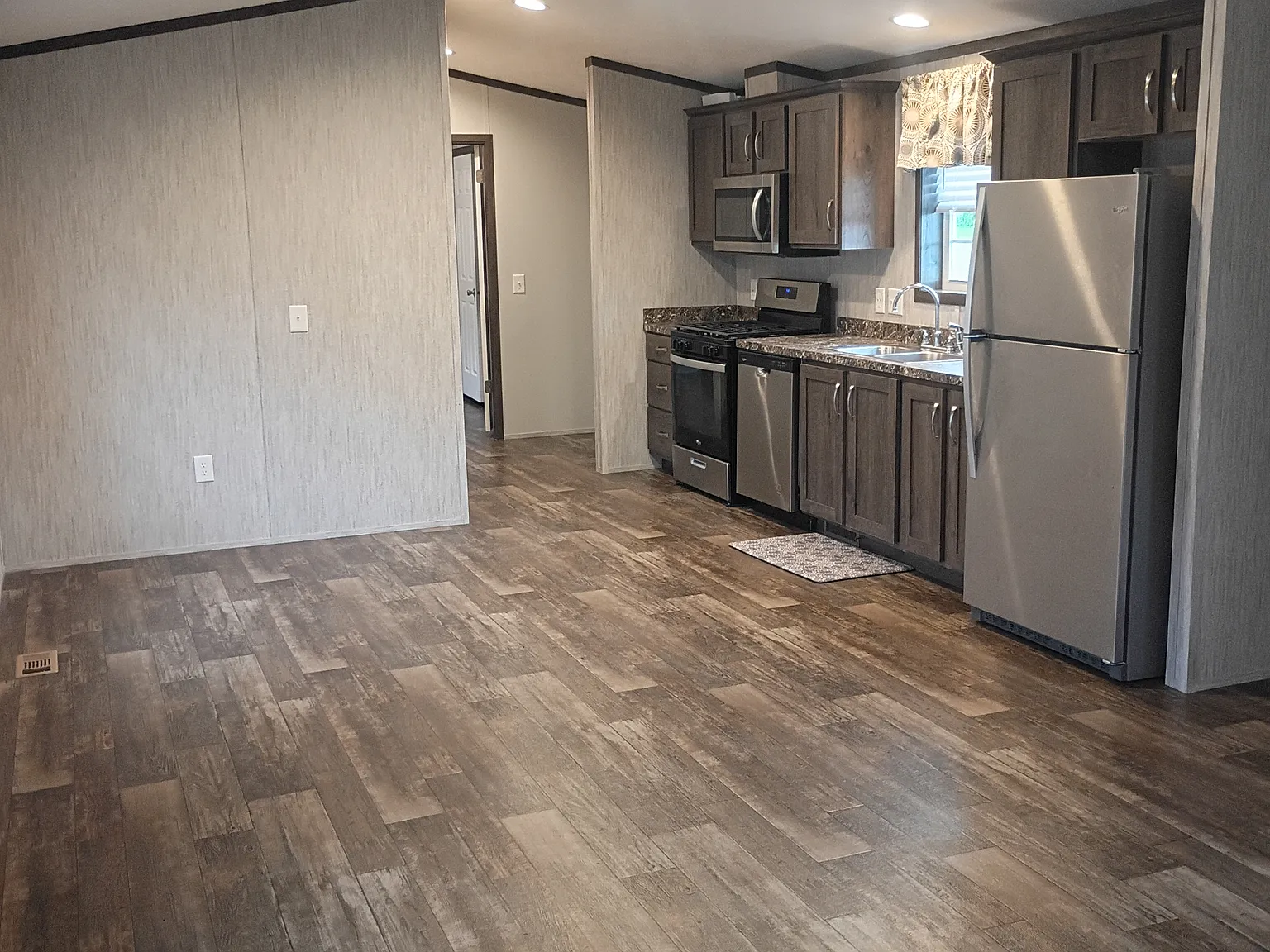 3 bed, 1056 sqft, $1,395 — Photo 4