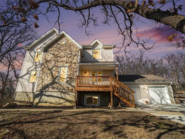 2236 Hebbeln Dr, Leavenworth, KS 66048