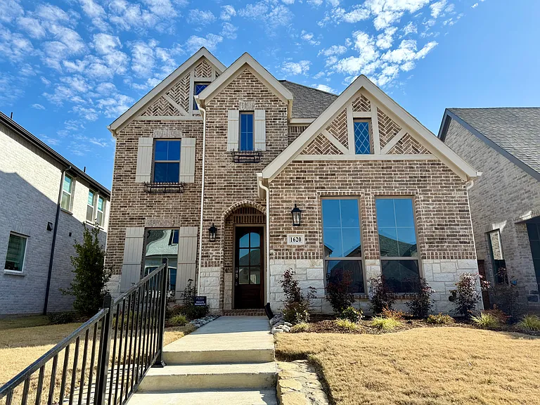 1620 Victoria Pl — Photo 1