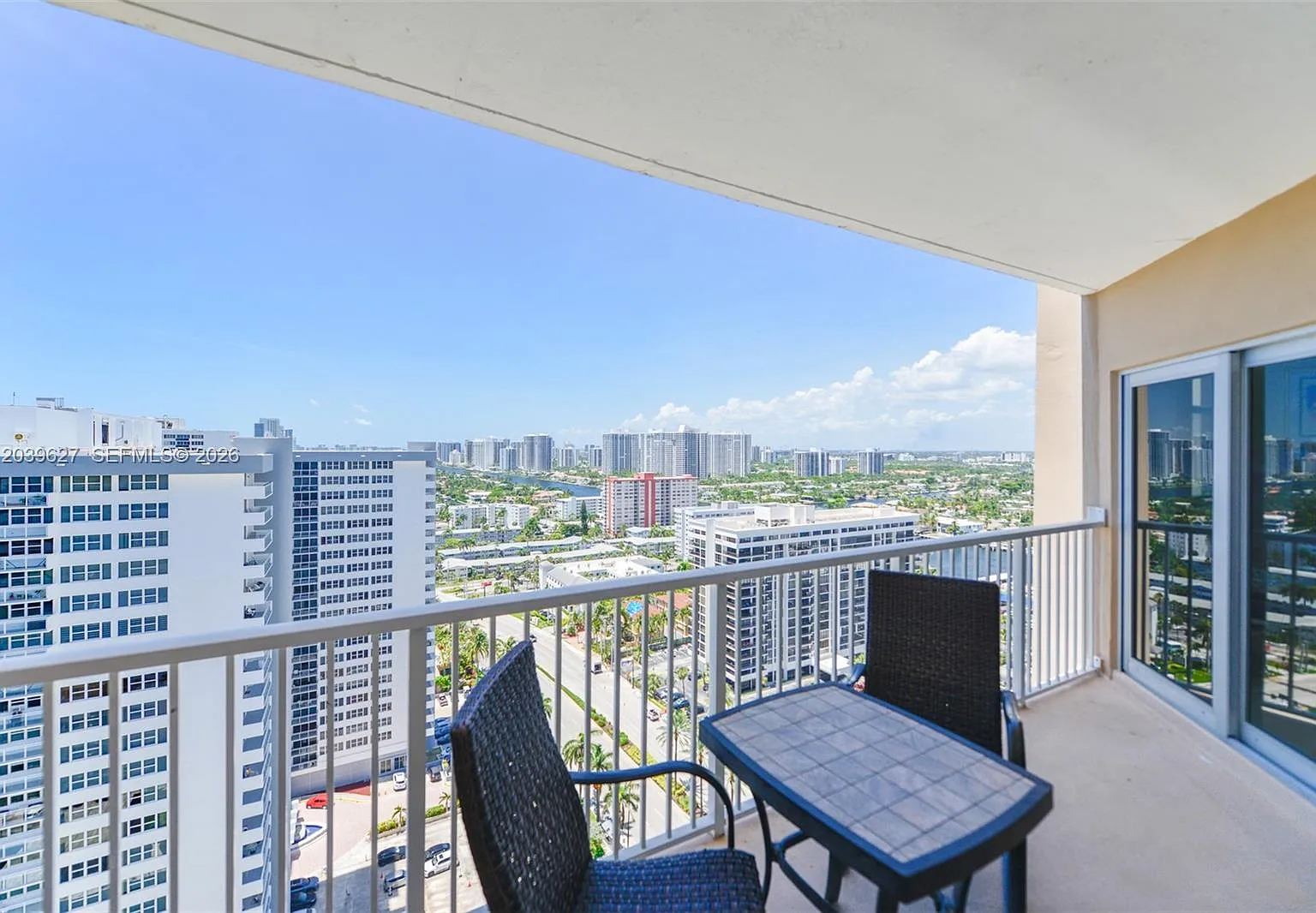 Hemispheres Condo — Photo 3