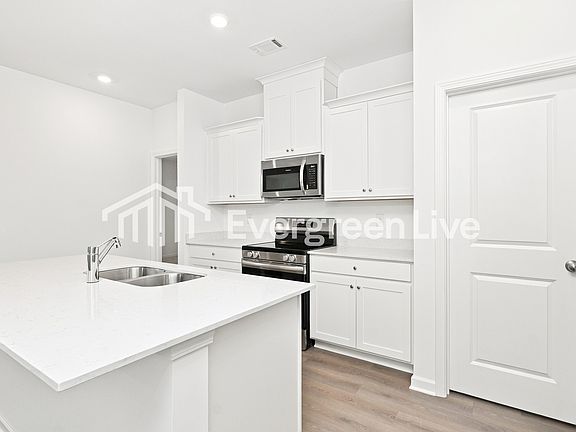 5th image of 313 Mahan Dr