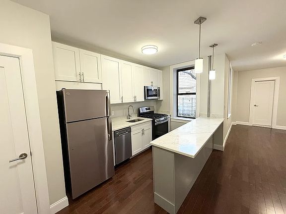 3rd image of 2075 E 16th St #1R