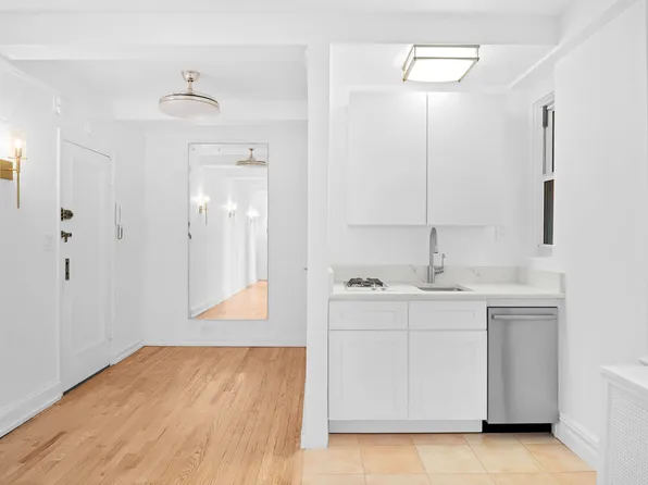 10 Mitchell Place 9E image 3 of 7