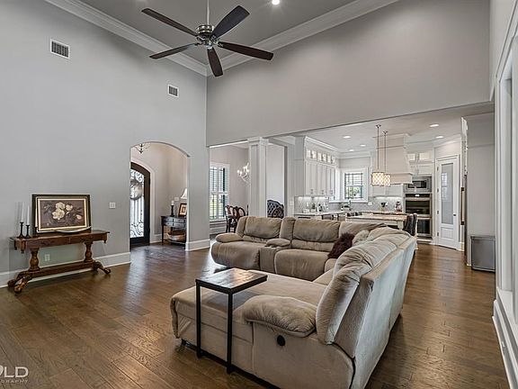2nd image of 427 Oakwood Trace Ct