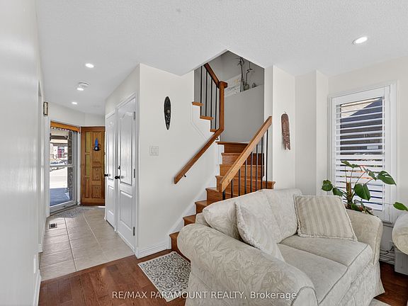 5th image of 32 Fanshawe Dr