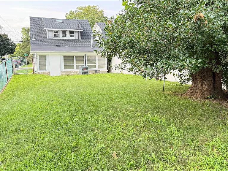 104 Burlington Ave — Photo 4