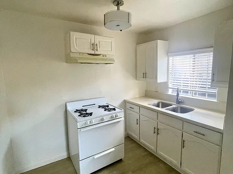 1377 Warren Ave — Photo 15