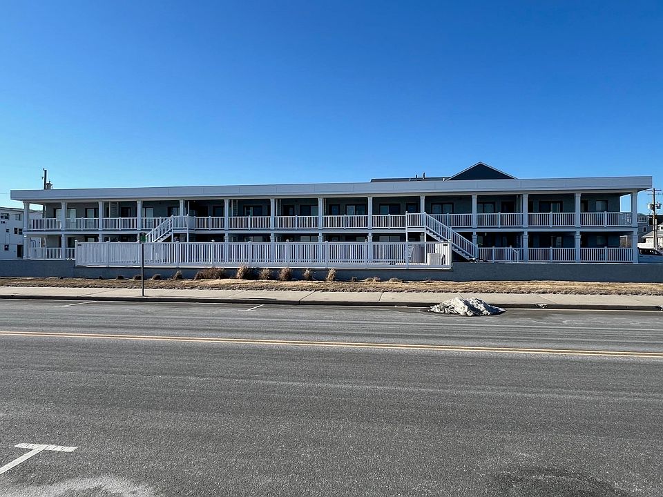 1st image of 1100 Kennedy Dr #204