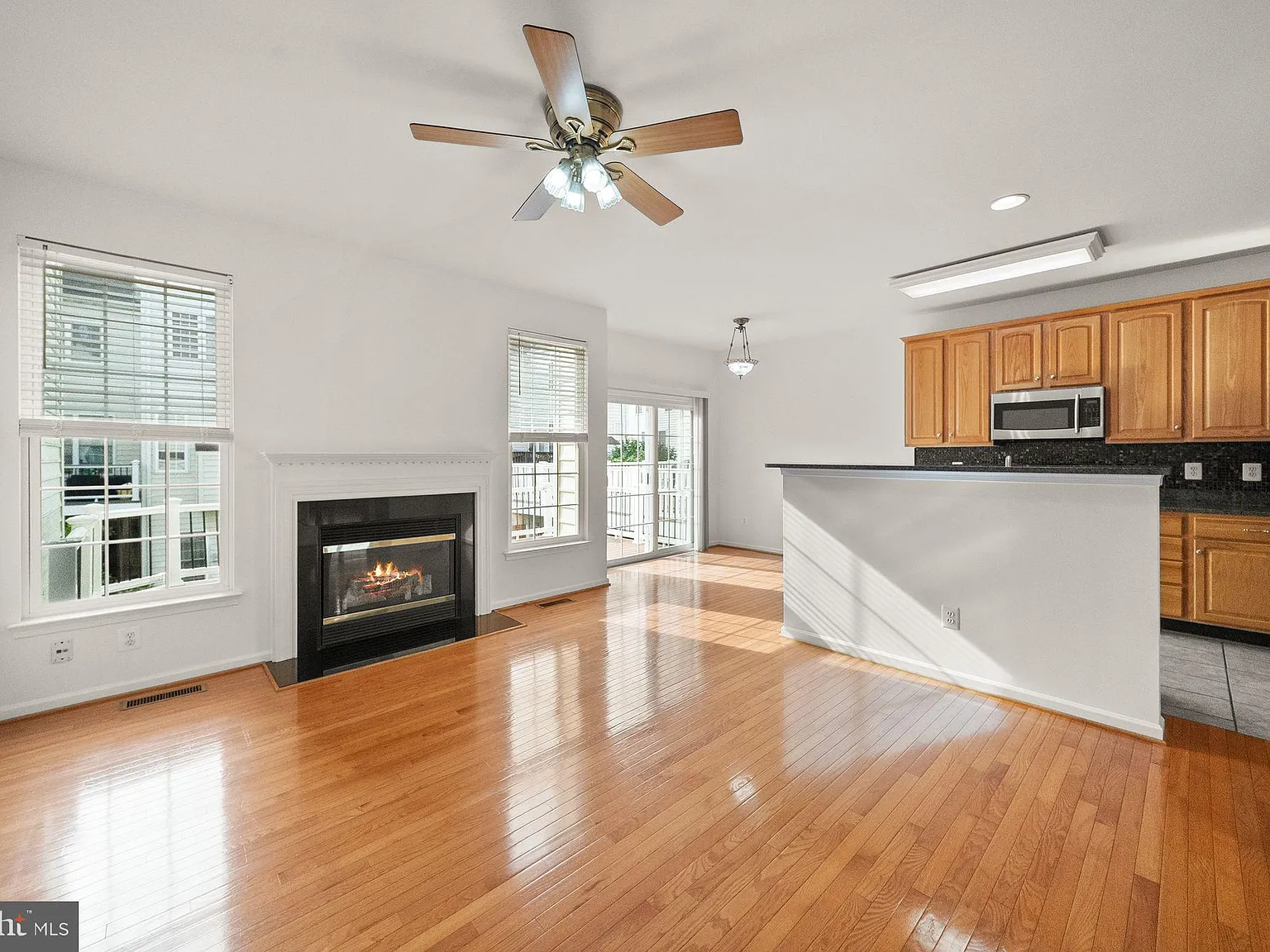 3 bed, 4.0 bath, 2301 sqft, $3,400 — Photo 4