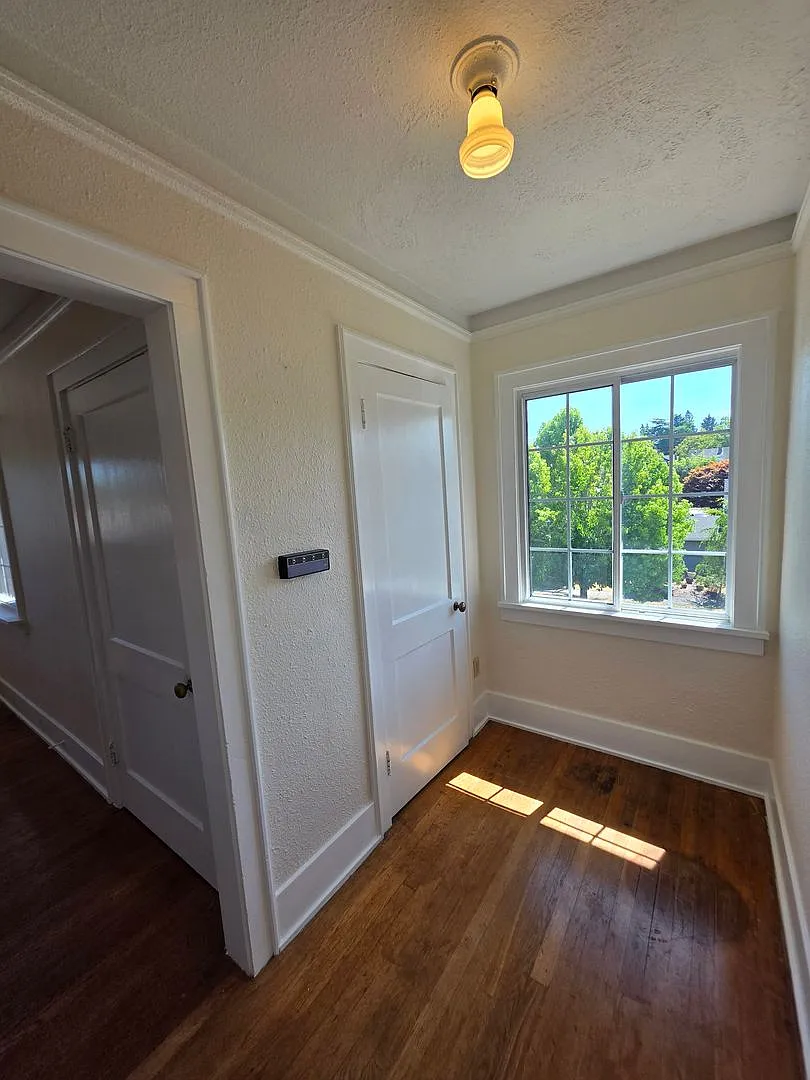 Large 1 bedroom Historic condo - Top Floor unit with a charming interior- Available now! — Photo 4