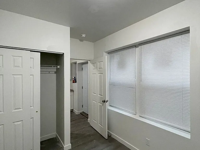 3201 Barrett St — Photo 2