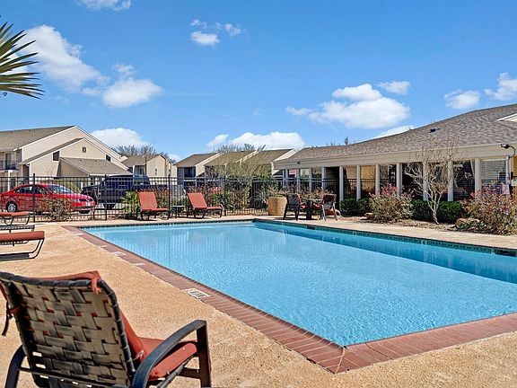 Acacia Park Apartments Outdoor Pool