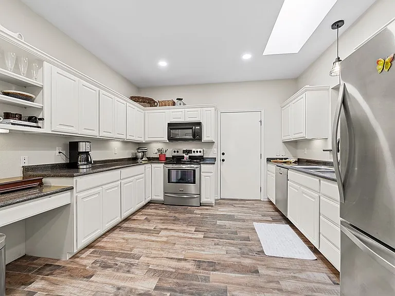 1008 Edinburgh Dr — Photo 4