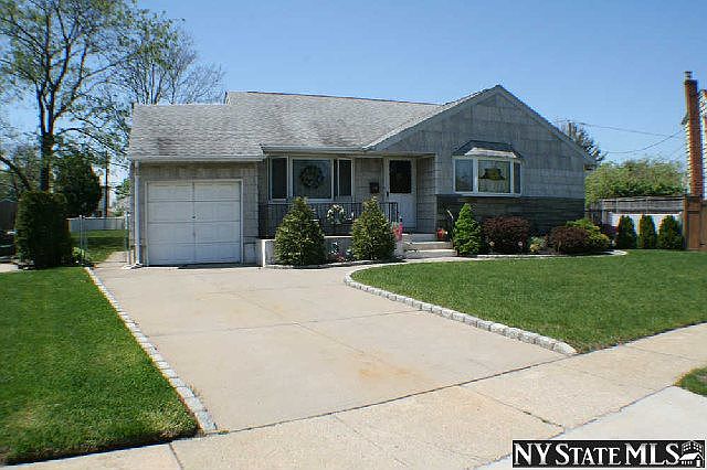 1st image of 16 Mohawk Dr