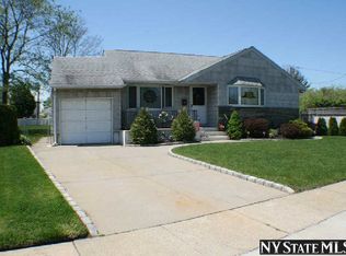 16 Mohawk Dr, Massapequa, NY 11758