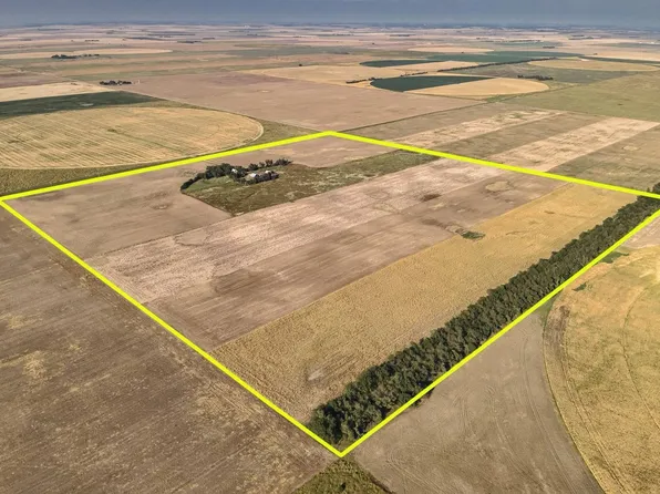 627 East Rd, Larned, KS 67550