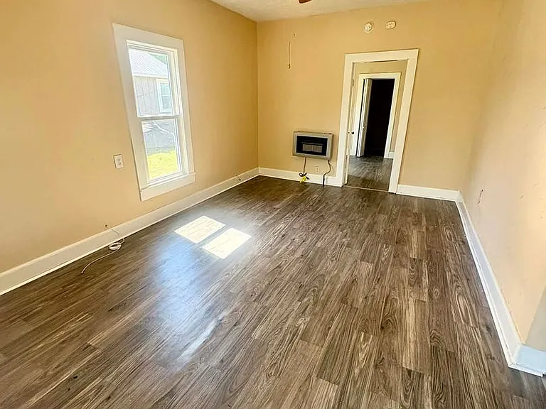 115 Humble Ave — Photo 2